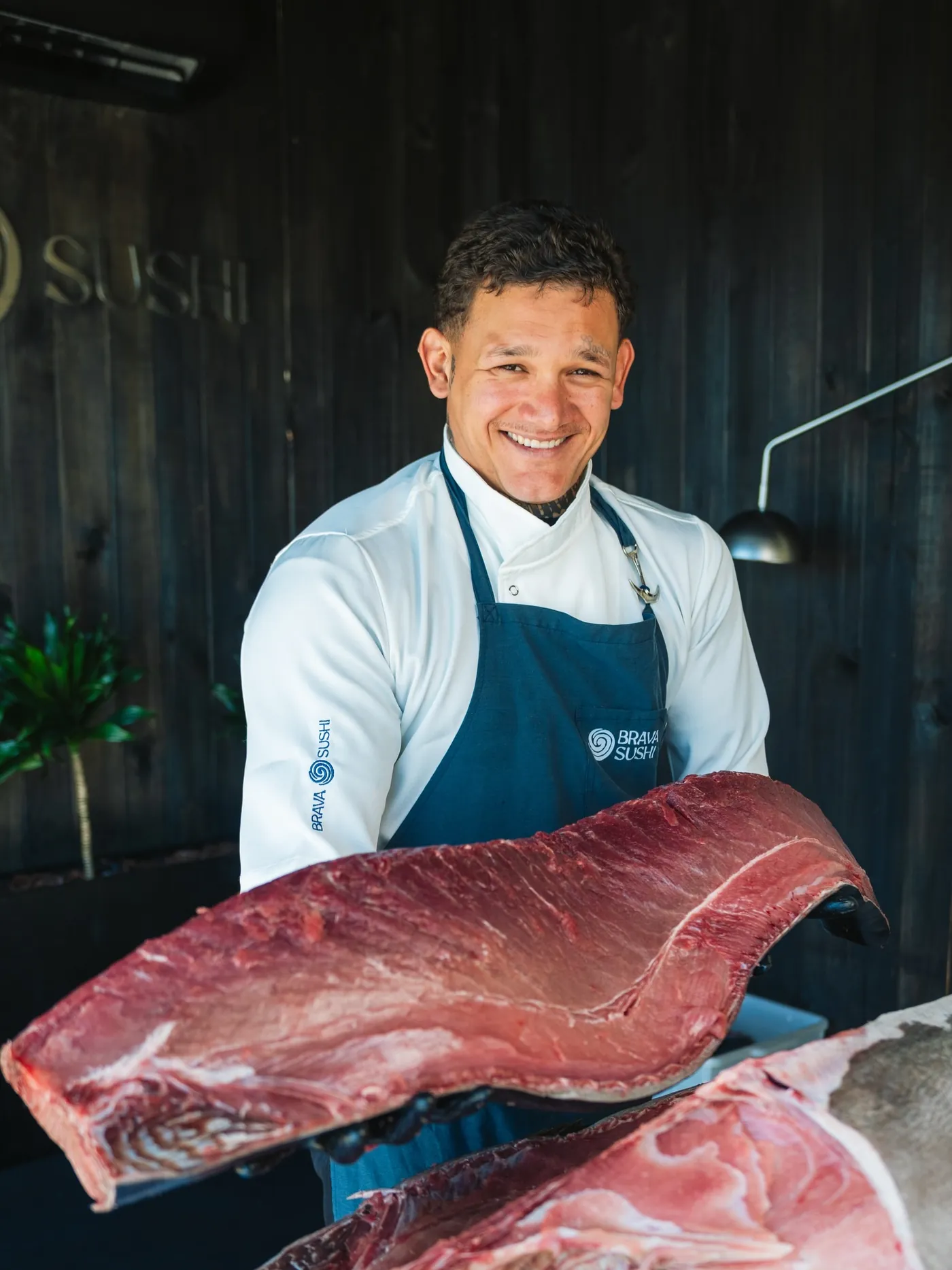 Sushiman com atum de 80 kg na bancada