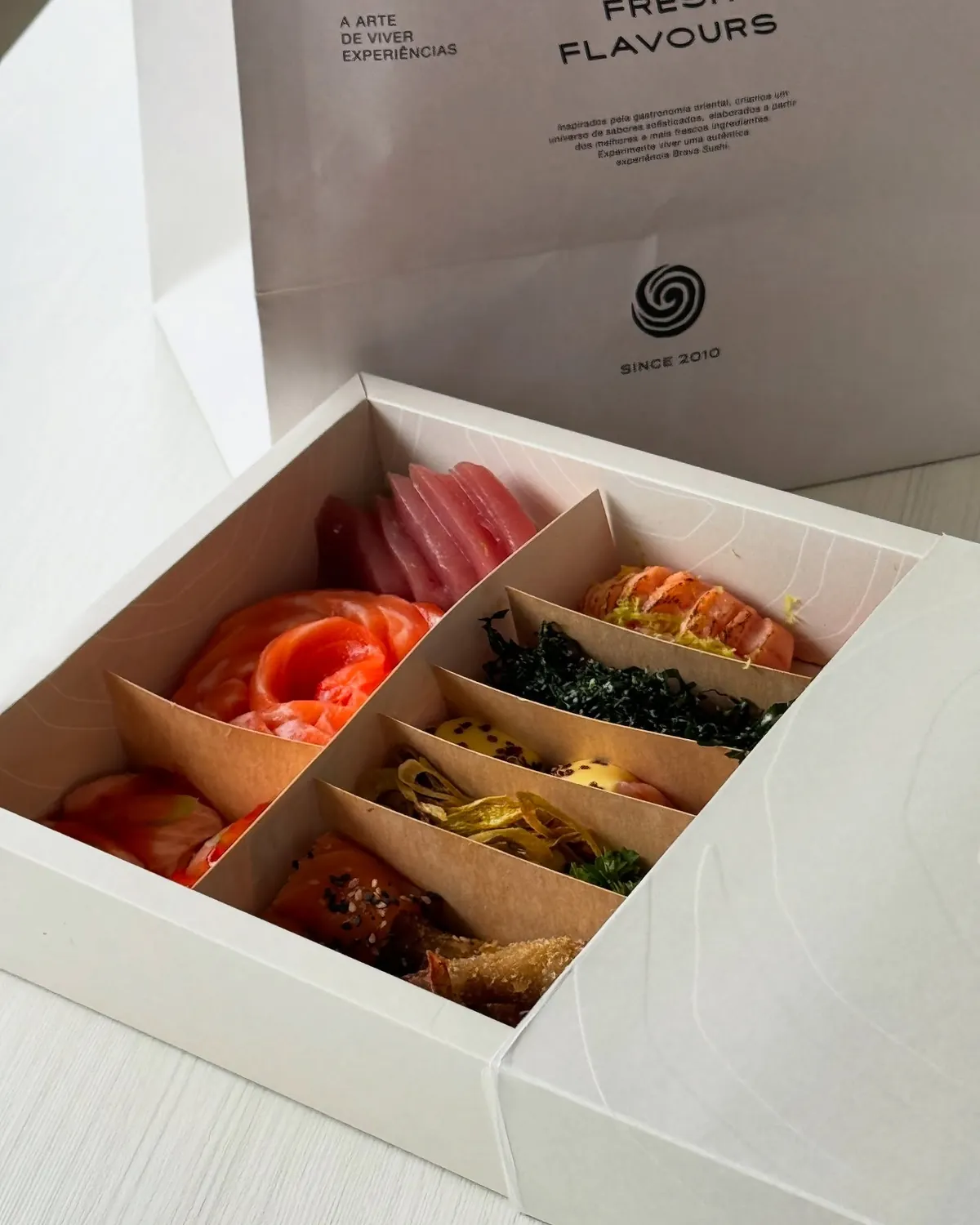 Caixa de delivery do Brava Sushi aberta