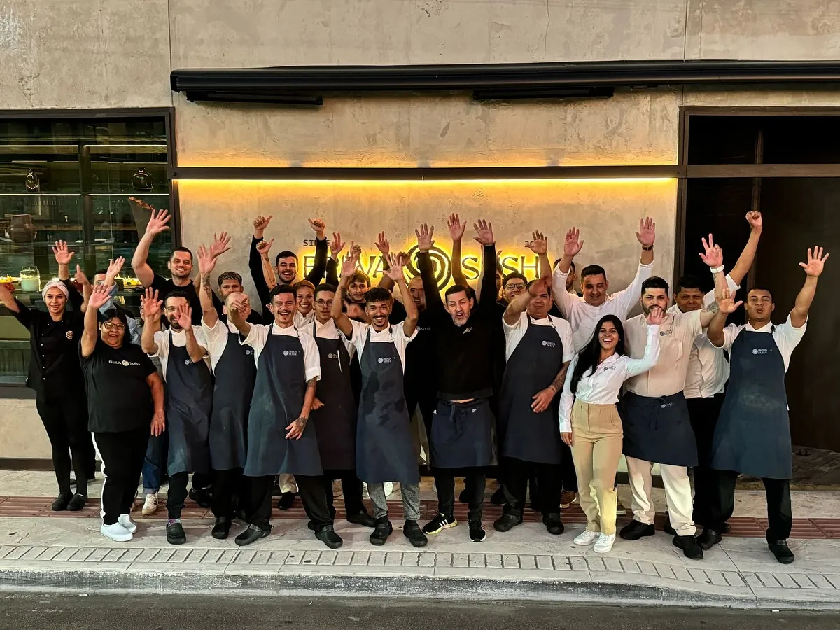 Equipe do Brava Sushi reunida