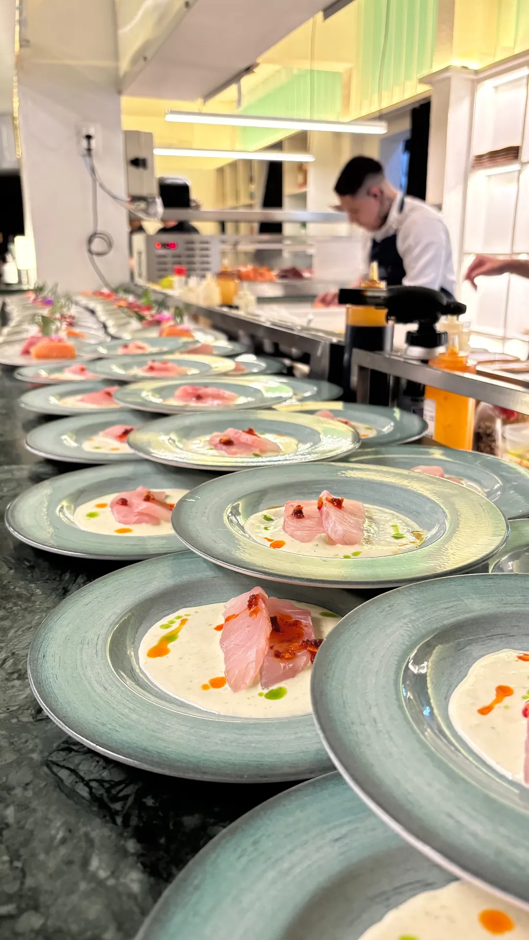 Pratos sendo finalizados no sushibar