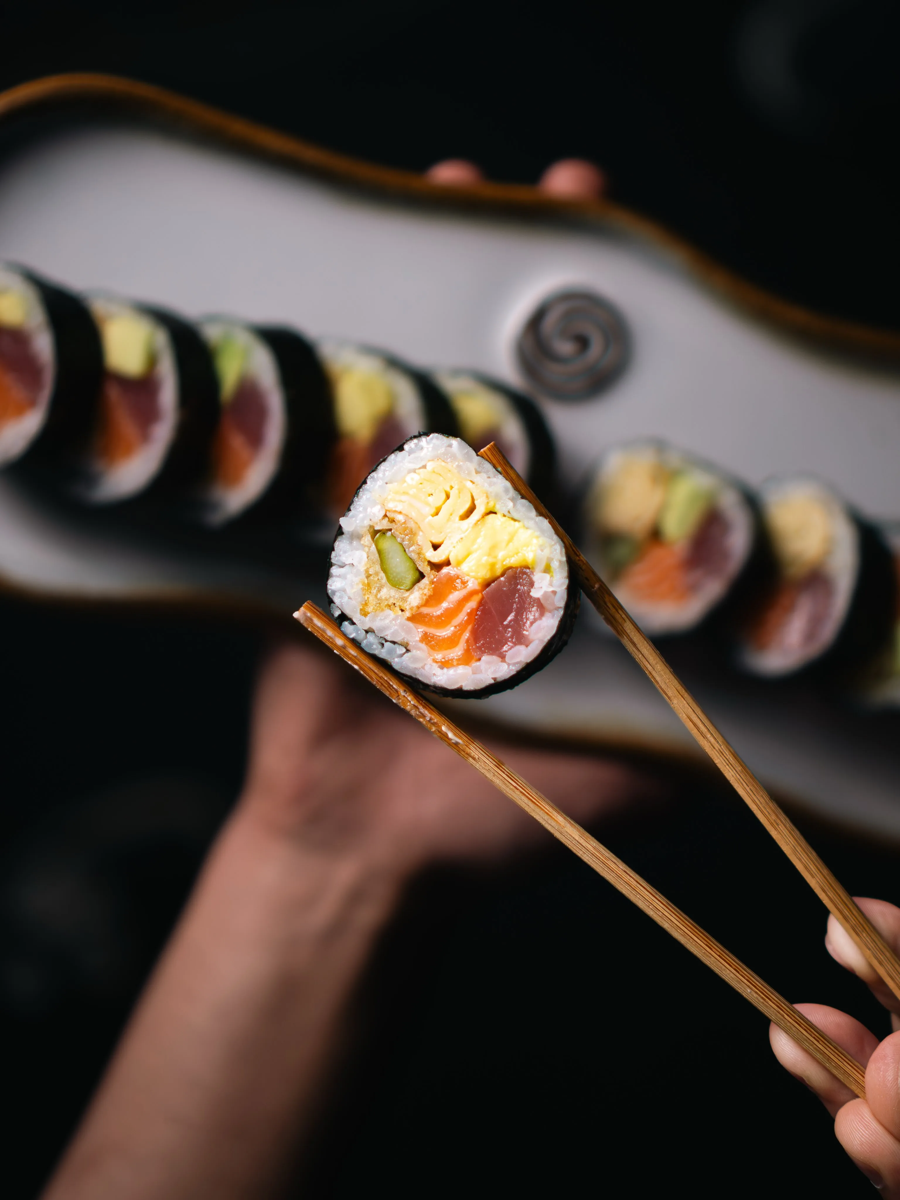 Futomaki segurado com hashi