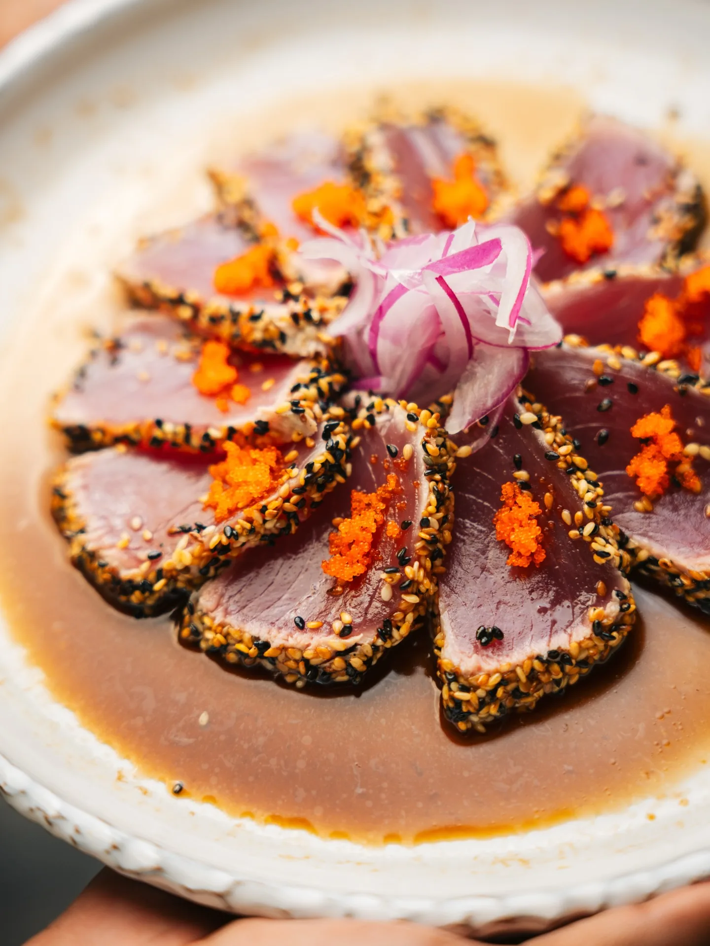 Tataki de atum em crosta de gergelim