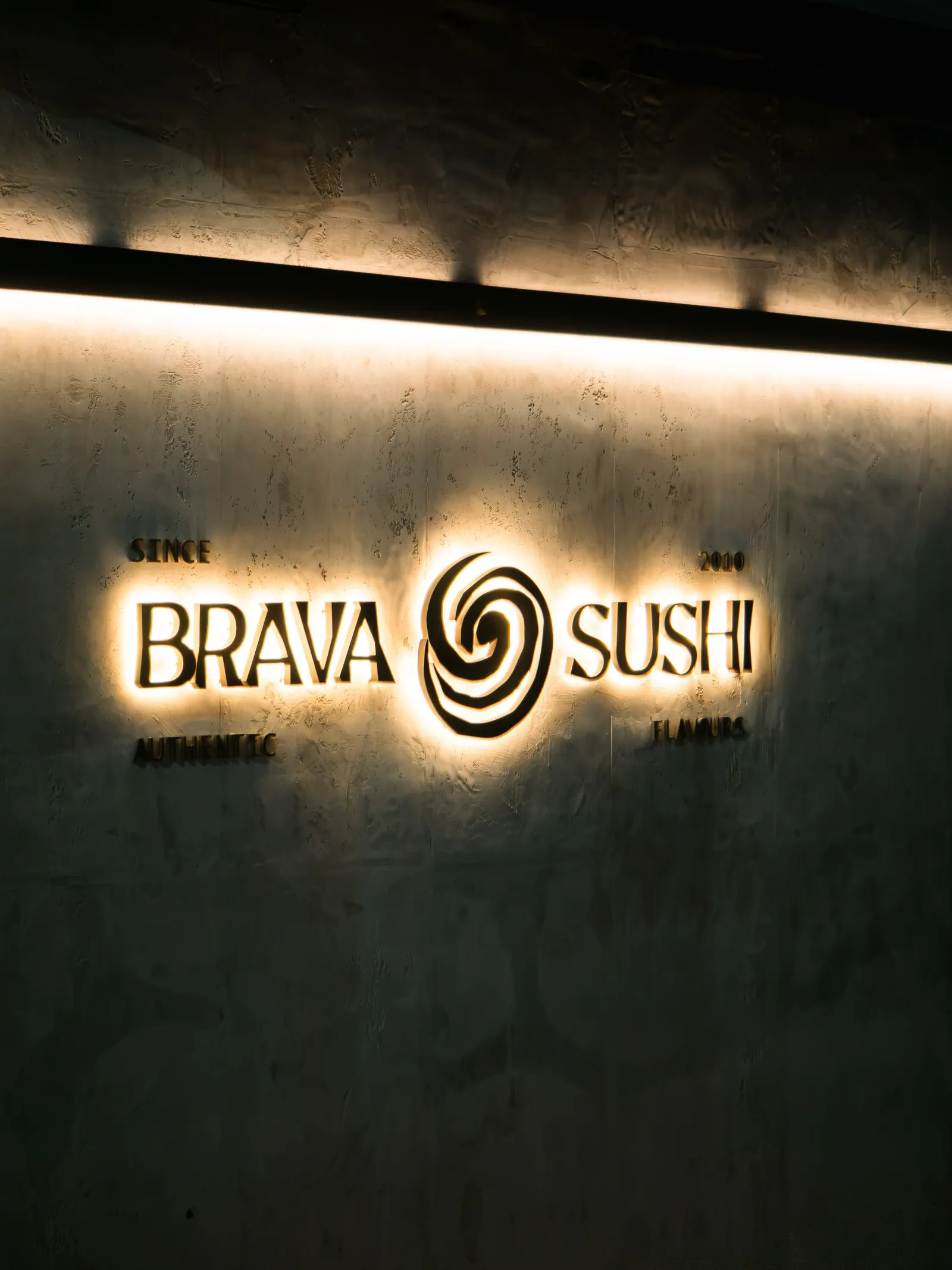 Letreiro iluminado do Brava Sushi